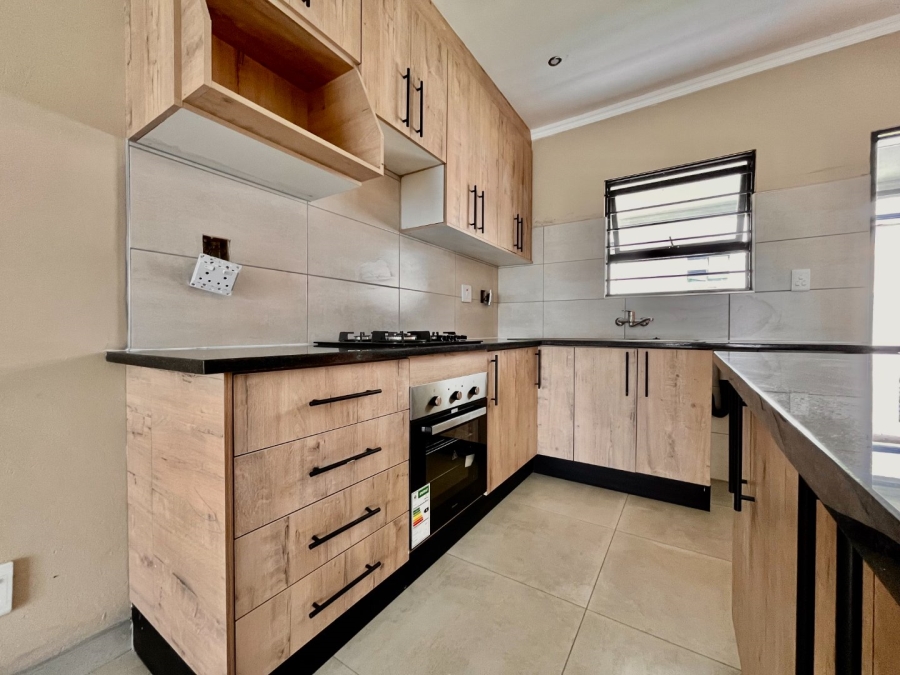 To Let 2 Bedroom Property for Rent in Glen Austin Gauteng