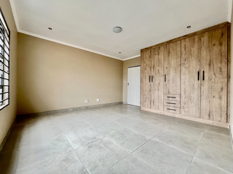 To Let 2 Bedroom Property for Rent in Glen Austin Gauteng