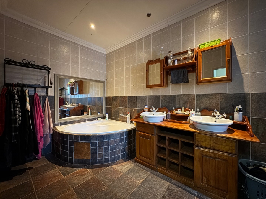 8 Bedroom Property for Sale in Lyttelton Manor Gauteng