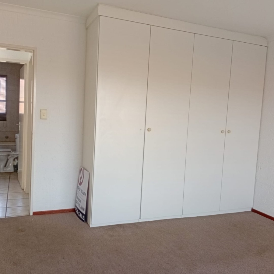 2 Bedroom Property for Sale in Buccleuch Gauteng