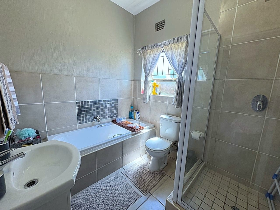 To Let 2 Bedroom Property for Rent in Amorosa Gauteng