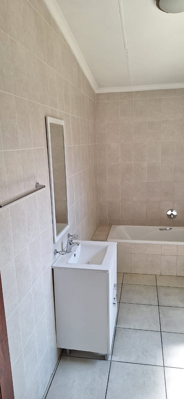 To Let 4 Bedroom Property for Rent in Florentia Gauteng