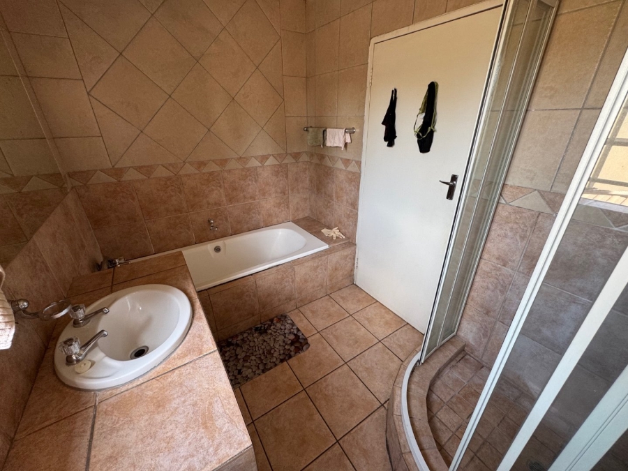 3 Bedroom Property for Sale in Glen Marais Gauteng