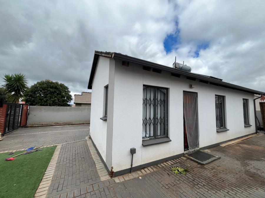 3 Bedroom Property for Sale in Rosslyn Gauteng