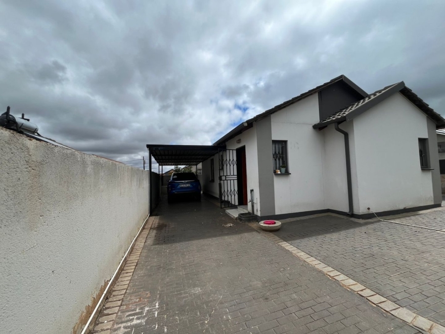 3 Bedroom Property for Sale in Rosslyn Gauteng