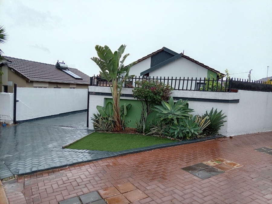 3 Bedroom Property for Sale in Rosslyn Gauteng