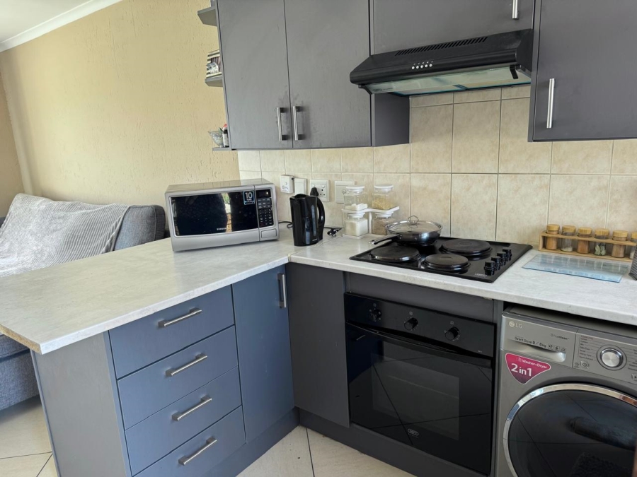 To Let 2 Bedroom Property for Rent in Heuwelsig Estate Gauteng