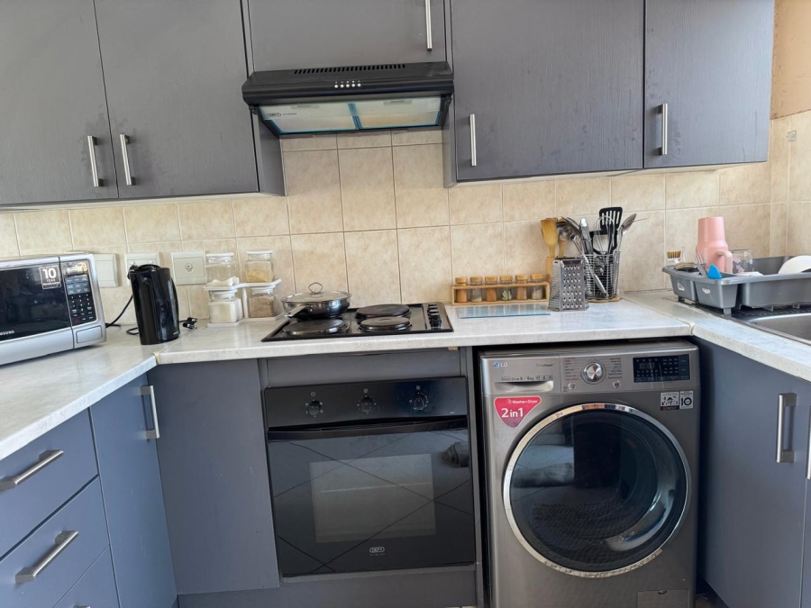 To Let 2 Bedroom Property for Rent in Heuwelsig Estate Gauteng