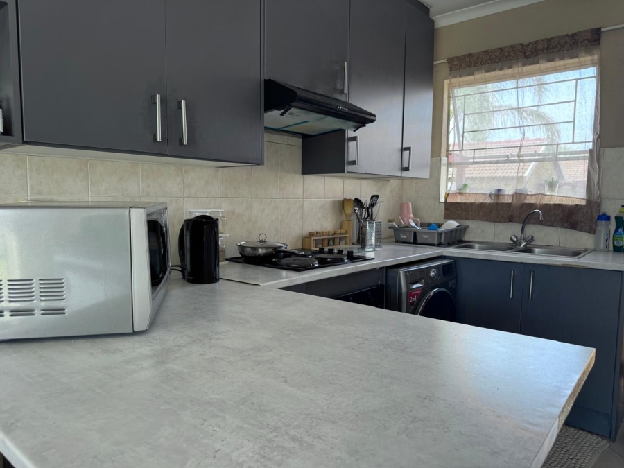 To Let 2 Bedroom Property for Rent in Heuwelsig Estate Gauteng