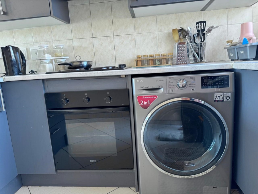 To Let 2 Bedroom Property for Rent in Heuwelsig Estate Gauteng