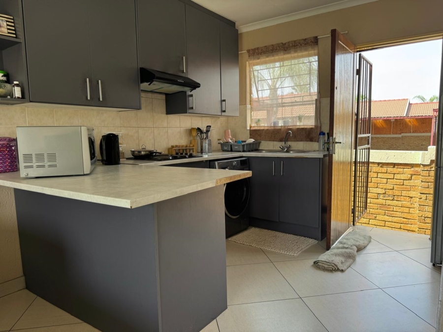To Let 2 Bedroom Property for Rent in Heuwelsig Estate Gauteng