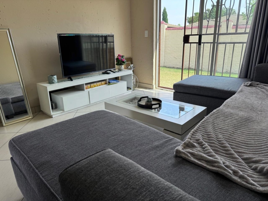 To Let 2 Bedroom Property for Rent in Heuwelsig Estate Gauteng