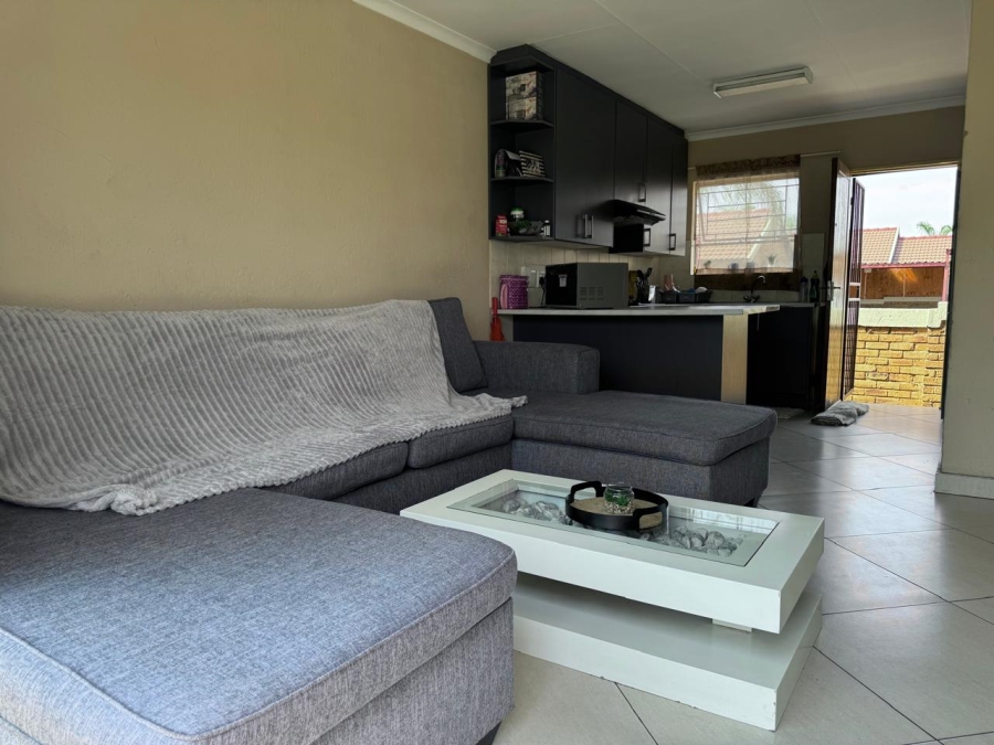 To Let 2 Bedroom Property for Rent in Heuwelsig Estate Gauteng