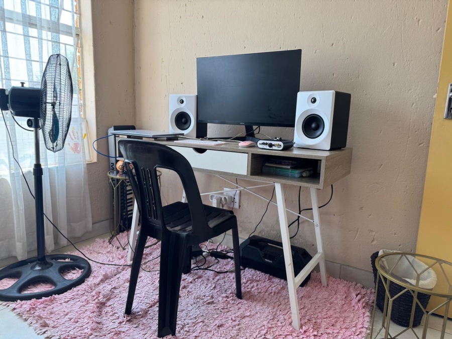 To Let 2 Bedroom Property for Rent in Heuwelsig Estate Gauteng