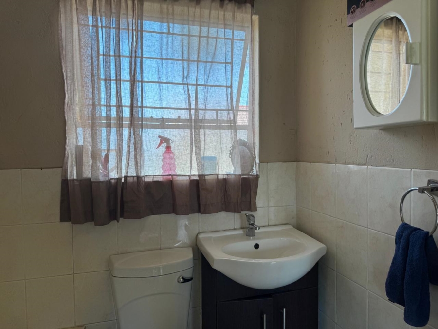 To Let 2 Bedroom Property for Rent in Heuwelsig Estate Gauteng