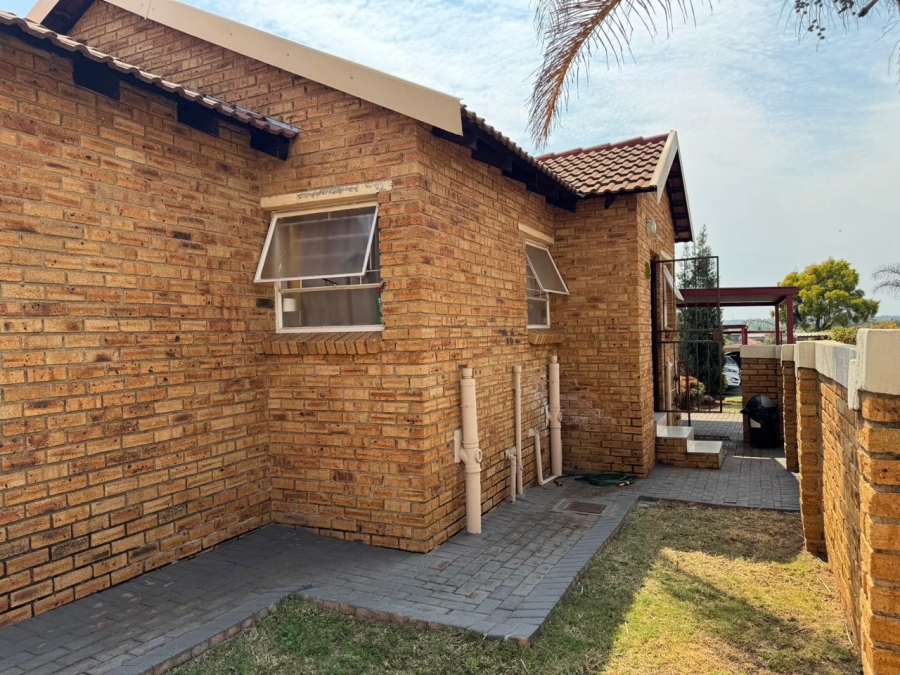 To Let 2 Bedroom Property for Rent in Heuwelsig Estate Gauteng