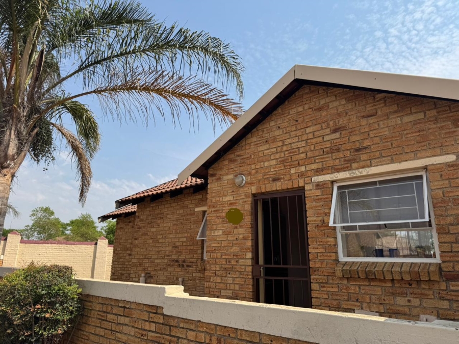 To Let 2 Bedroom Property for Rent in Heuwelsig Estate Gauteng