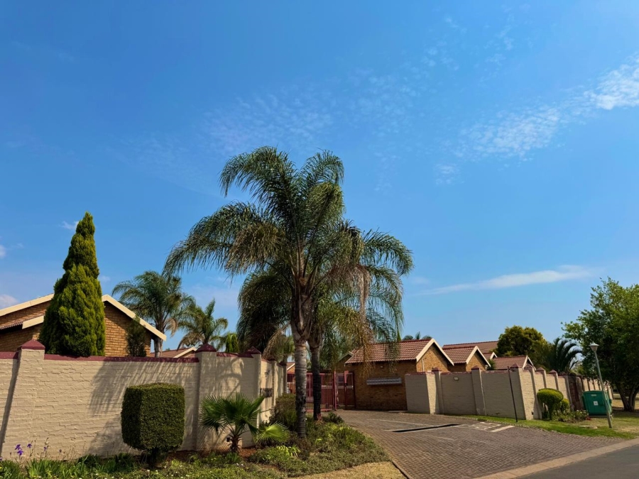 To Let 2 Bedroom Property for Rent in Heuwelsig Estate Gauteng