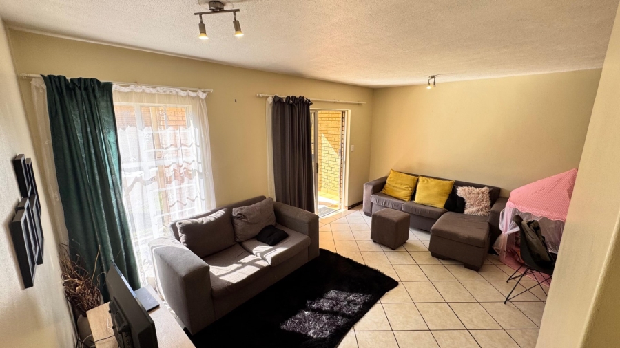 2 Bedroom Property for Sale in Die Hoewes Gauteng