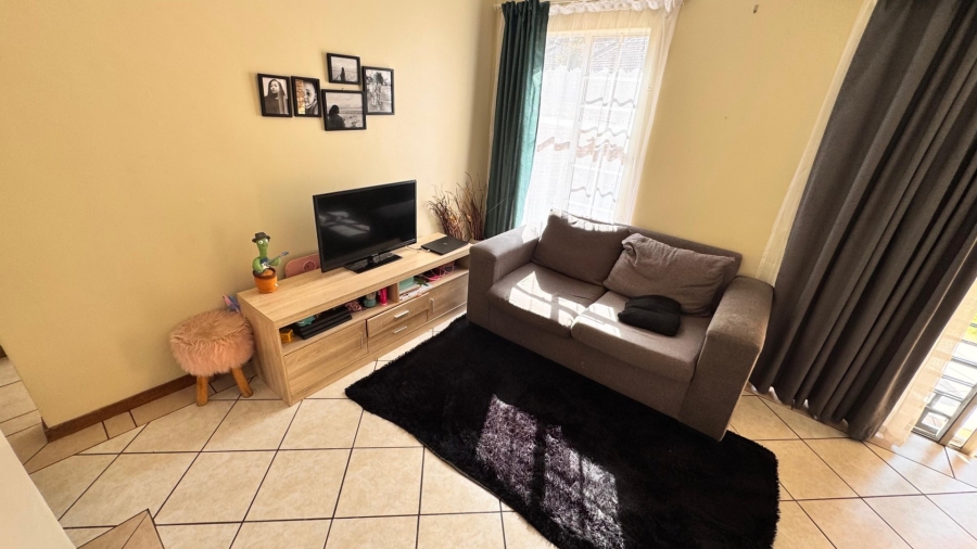 2 Bedroom Property for Sale in Die Hoewes Gauteng