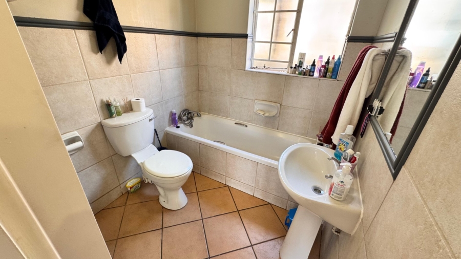 2 Bedroom Property for Sale in Die Hoewes Gauteng