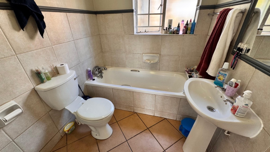 2 Bedroom Property for Sale in Die Hoewes Gauteng