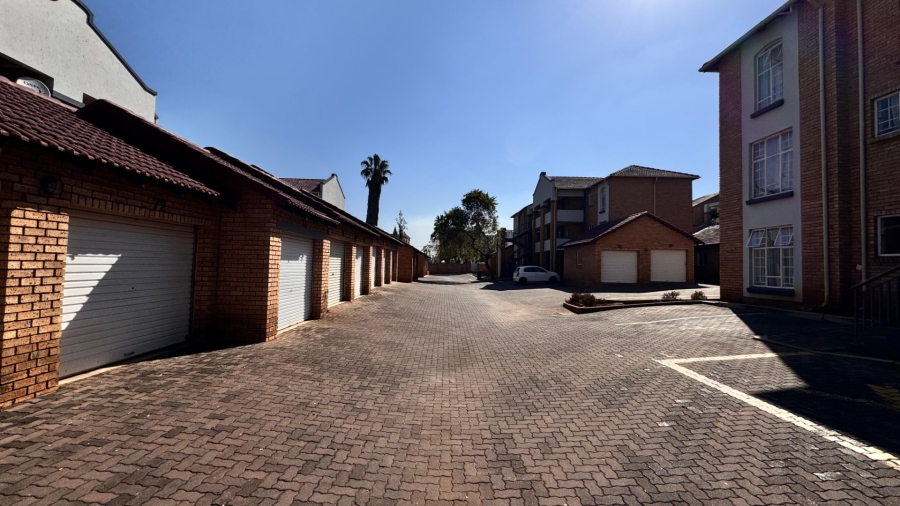 2 Bedroom Property for Sale in Die Hoewes Gauteng