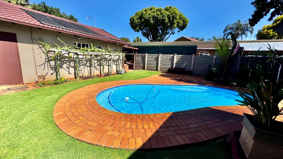 4 Bedroom Property for Sale in Eldoraigne Gauteng