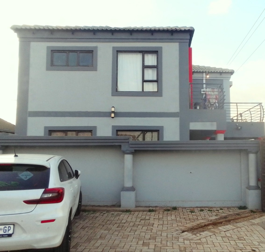 8 Bedroom Property for Sale in Clayville Industria Gauteng