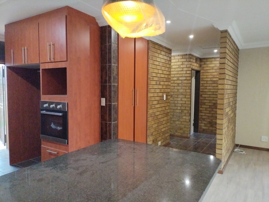 2 Bedroom Property for Sale in Strubenvale Gauteng