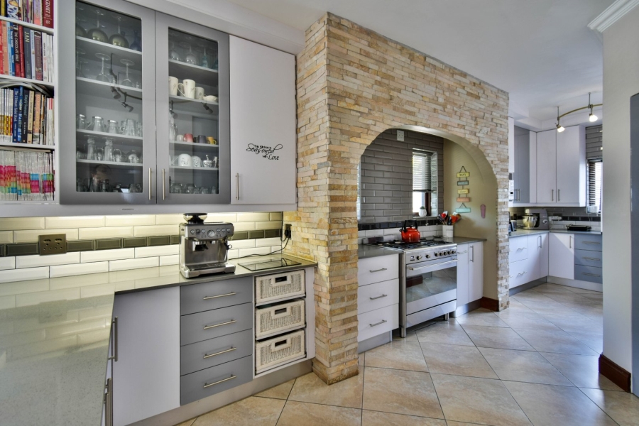 5 Bedroom Property for Sale in Olympus Country Estate Gauteng