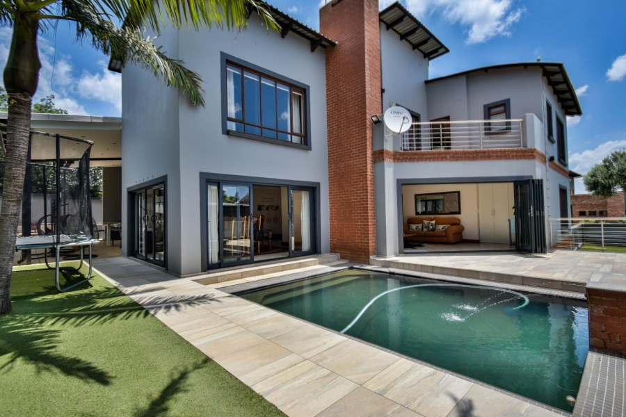 5 Bedroom Property for Sale in Olympus Country Estate Gauteng