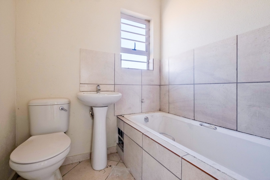 2 Bedroom Property for Sale in Olievenhoutbosch Gauteng