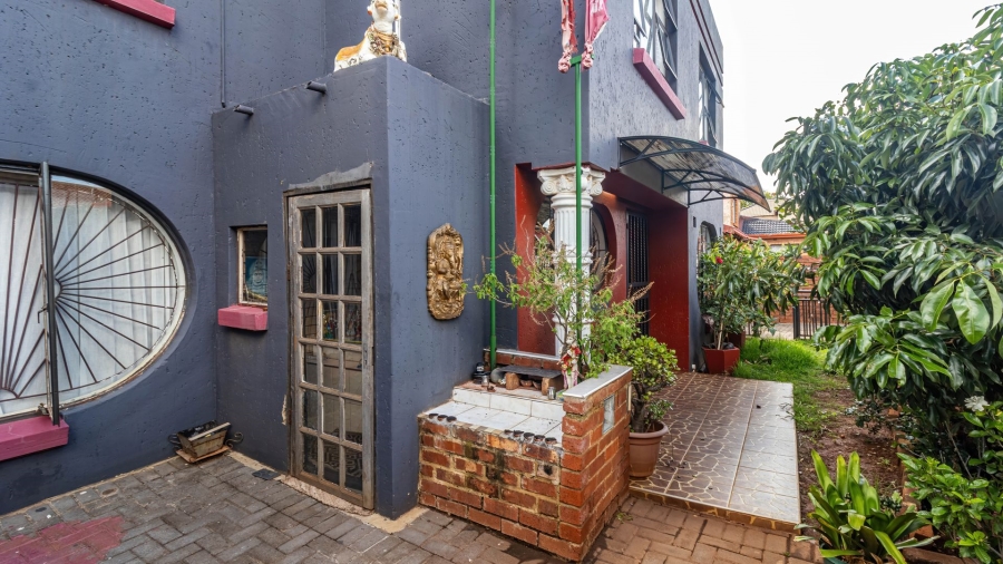 6 Bedroom Property for Sale in Lenasia South Gauteng