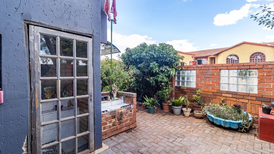 6 Bedroom Property for Sale in Lenasia South Gauteng