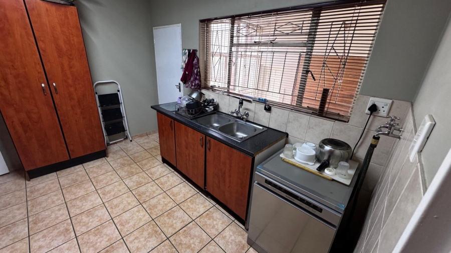 7 Bedroom Property for Sale in Valhalla Gauteng