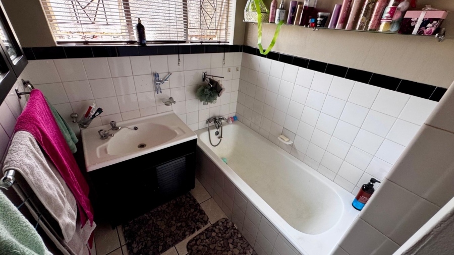 7 Bedroom Property for Sale in Valhalla Gauteng