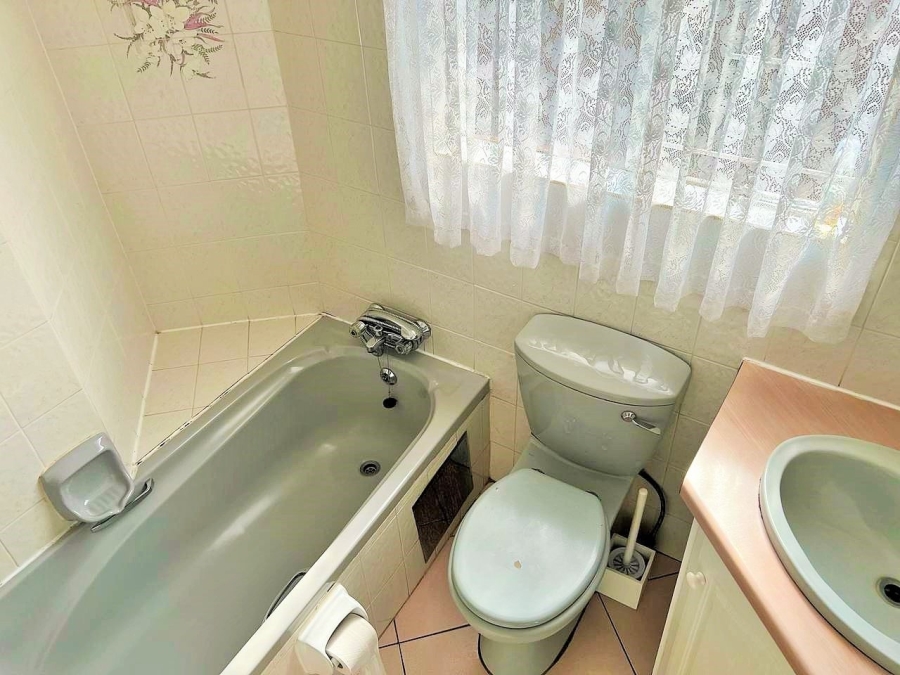 3 Bedroom Property for Sale in Die Hoewes Gauteng