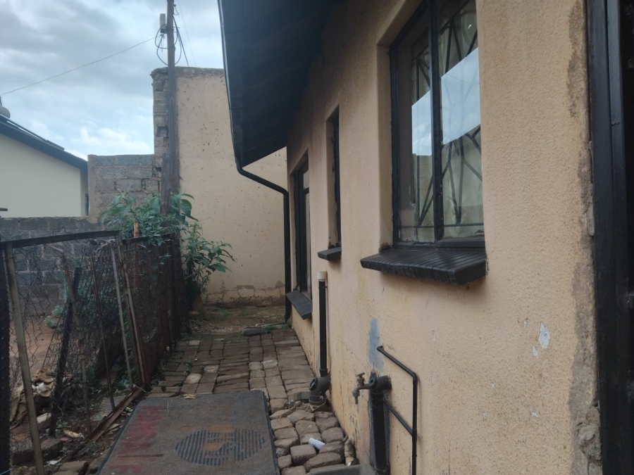 2 Bedroom Property for Sale in Ililiba Gauteng