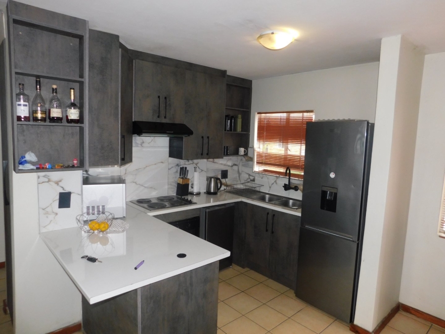 To Let 2 Bedroom Property for Rent in Erand Gardens Gauteng