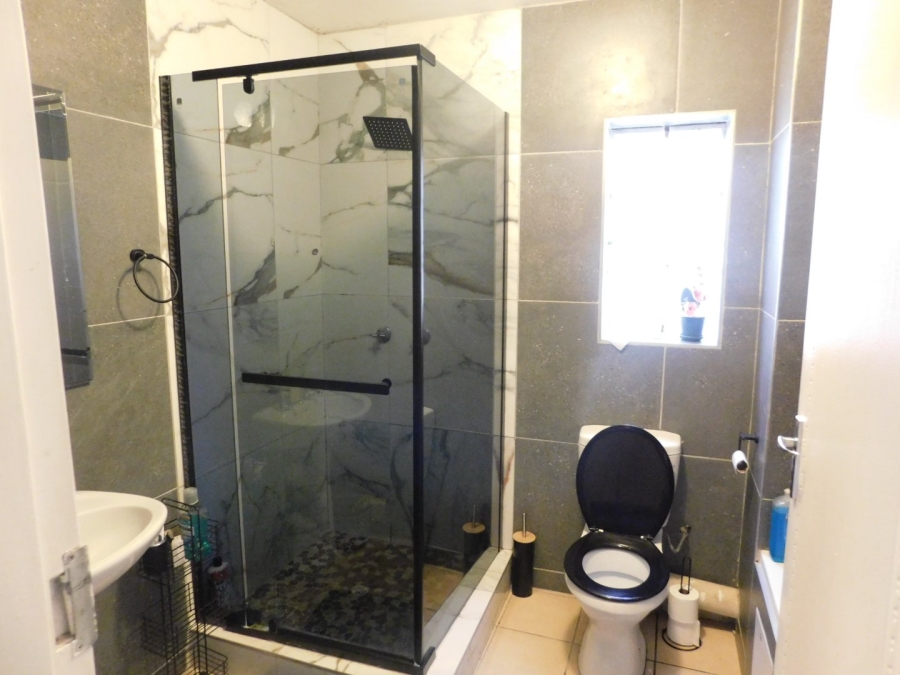 To Let 2 Bedroom Property for Rent in Erand Gardens Gauteng