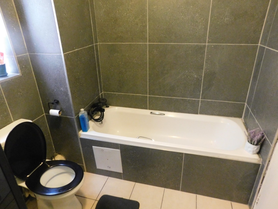 To Let 2 Bedroom Property for Rent in Erand Gardens Gauteng