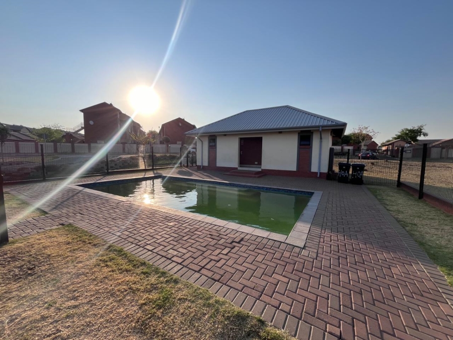 To Let 1 Bedroom Property for Rent in Noordwyk Gauteng