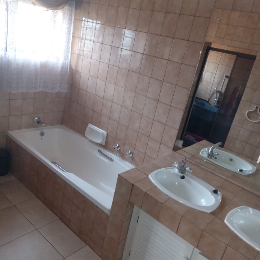 5 Bedroom Property for Sale in Dorandia Gauteng
