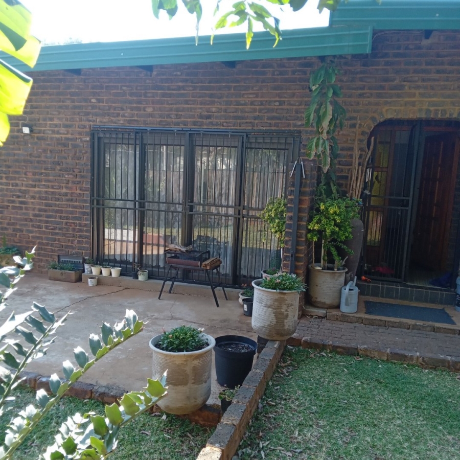 5 Bedroom Property for Sale in Dorandia Gauteng