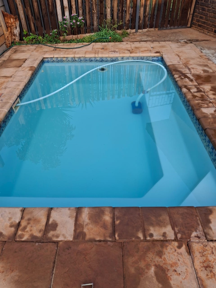 5 Bedroom Property for Sale in Dorandia Gauteng