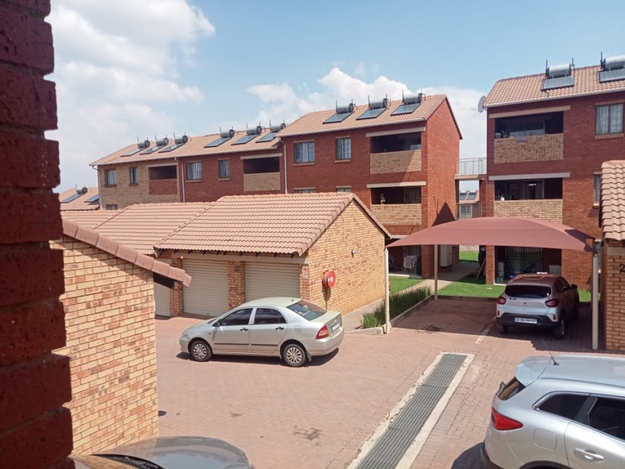 2 Bedroom Property for Sale in Noordwyk Gauteng