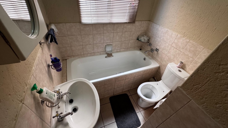 2 Bedroom Property for Sale in Heuwelsig Estate Gauteng