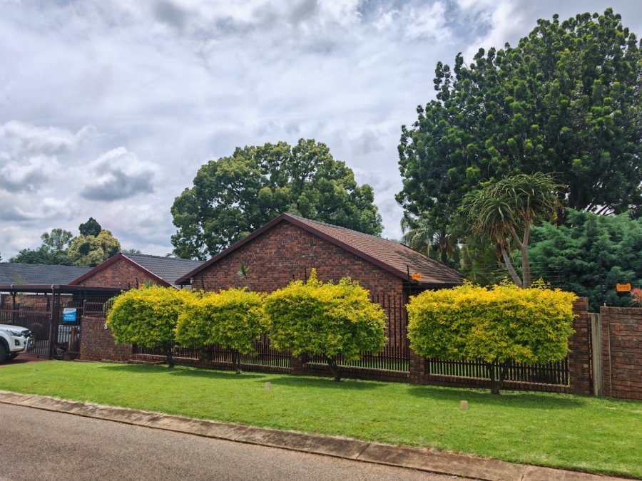 6 Bedroom Property for Sale in Theresa Park Gauteng