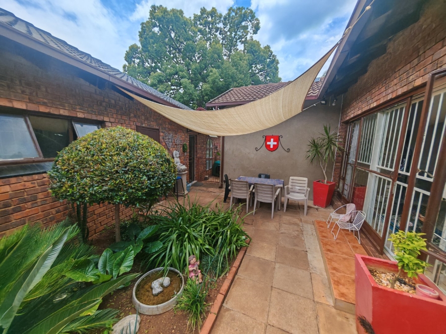 6 Bedroom Property for Sale in Theresa Park Gauteng